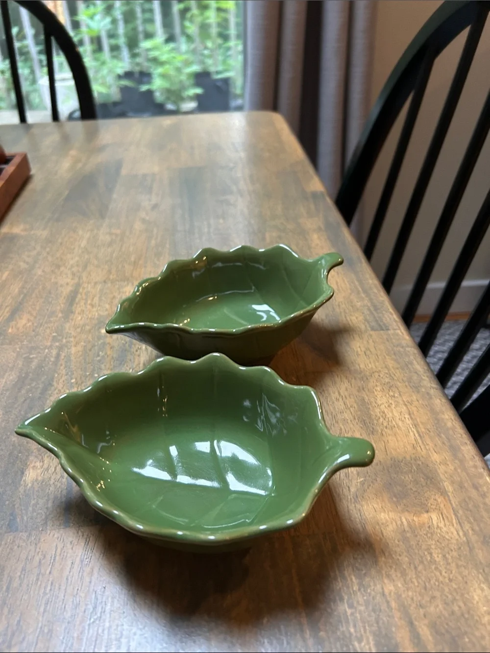 2 Green Leaf-Shaped Ceramic Serving Dish | oven, microwave dishwasher safe